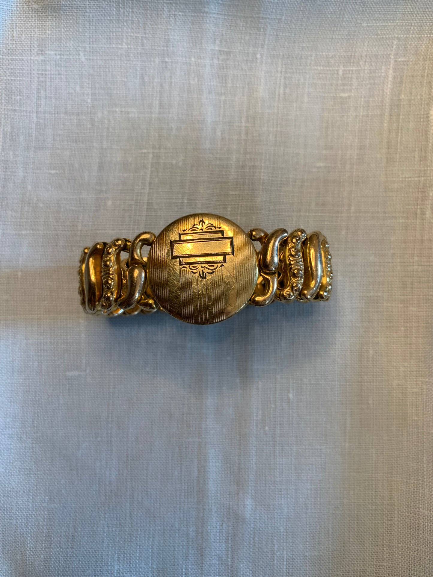 Round art deco sweetheart bracelet